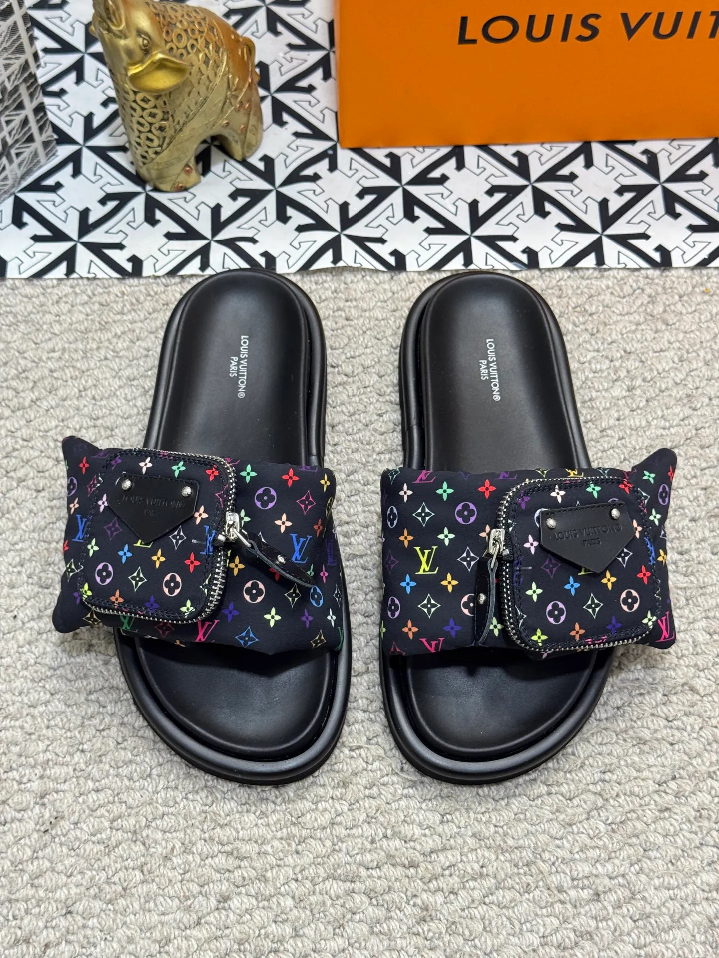Men's shoes 💰400 [New style] 🦇🦇Top original order [Louis Vuitton] Couple style 👫Spring and summer style🎯🎯As an active family in the fashion industry ⭐ Lv is characterized by bold innovation ⚡Fabric down cloth🔥 Combined outsole, clean and tidy ⚡Fashionable and generous🌹Multiple colors available..Size: 36-44 (45 customized